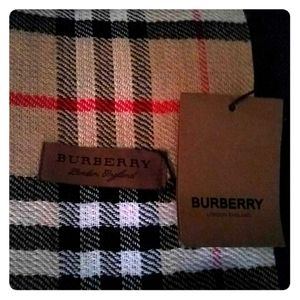CASHMERE BURBERRY SCARF! With Tags! Never worn! In
